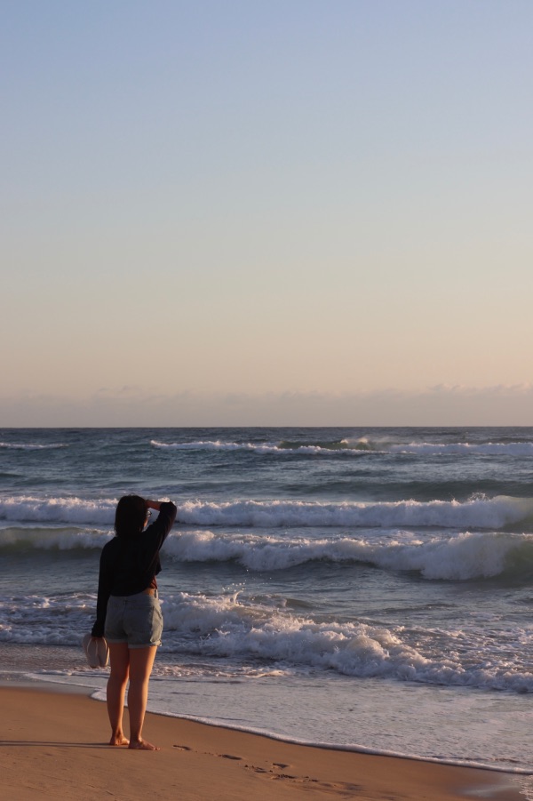 fille qui regarde le levé de soleil sur la Gold Coast