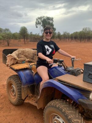 moi sur la moto dans le bush