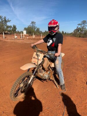 moi sur le quad avec le mouton