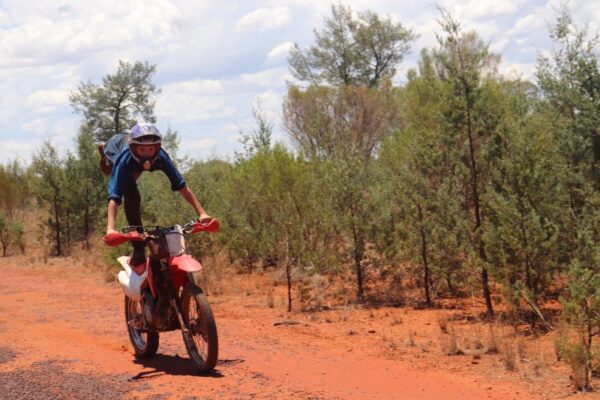 talas acrobate sur sa moto