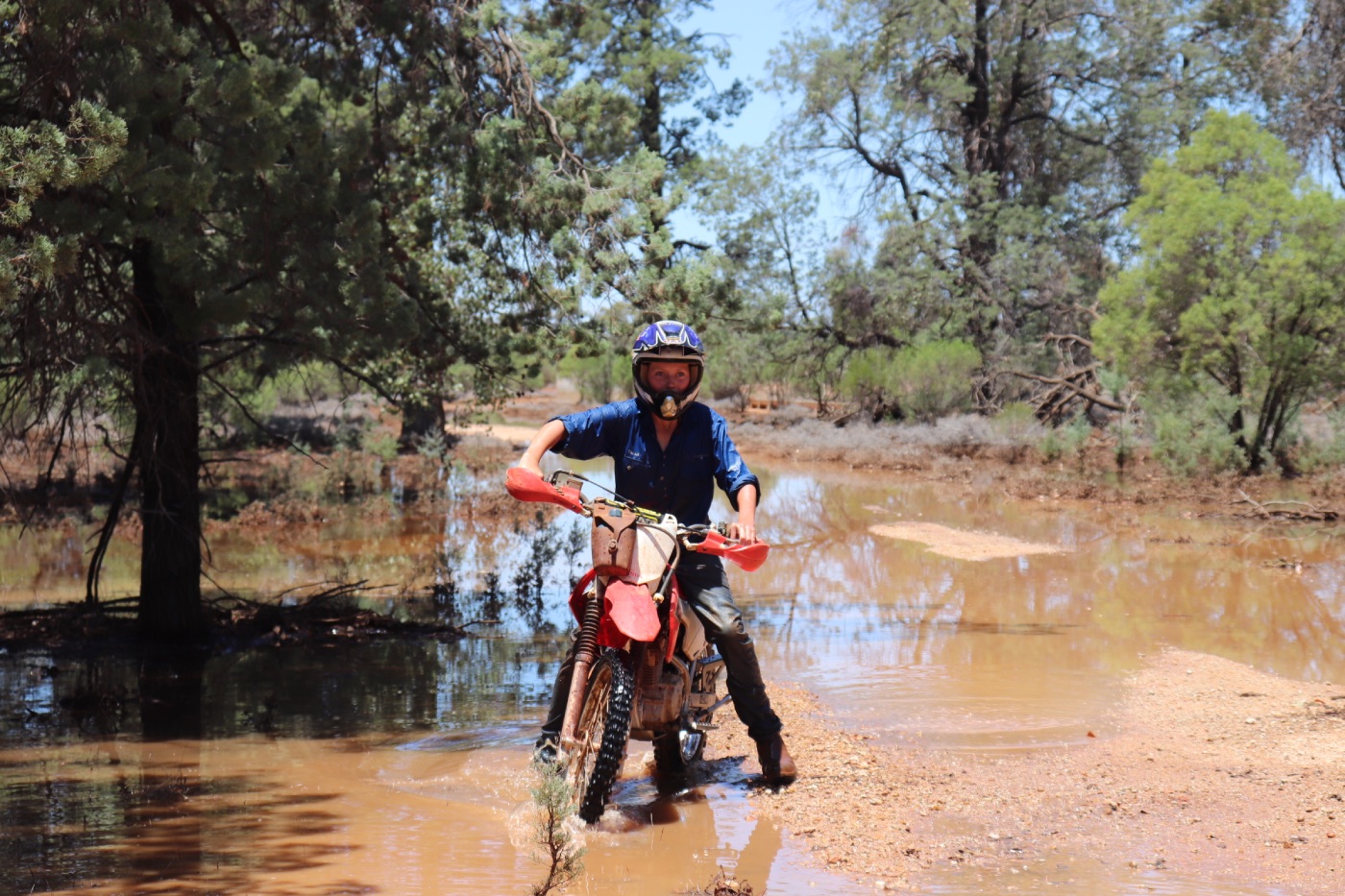 talas sur sa moto