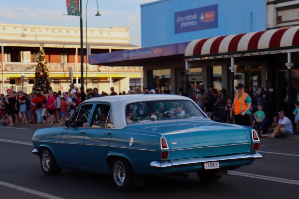 voiture bleue défilé de Noel