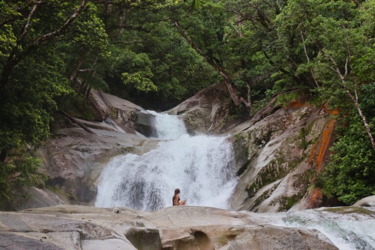 Lire la suite à propos de l’article De Etty Bay Beach à Babinda Boulders