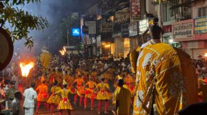 Entre bourrasques et processions religieuses